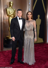 组图：皮特牵手朱莉情侣装亮相 秀恩爱全场轰动