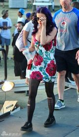 组图：凯蒂佩里花裙紫发亮相 烟不离手似太妹