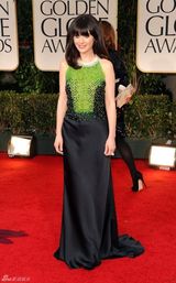 高清图：金球奖红毯佐伊-丹斯切尔绿色礼服亮相