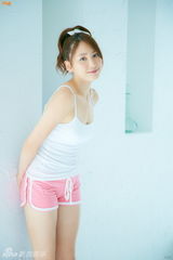 组图：日女歌手因酷似新垣结衣走红 推性感写真