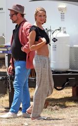 幻灯图集：《变形金刚3》新女星片场休闲不雅姿势