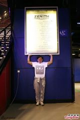 组图：陈奕迅巴黎拍摄MV 蹦跳搞怪不停