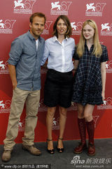 高清图组：《在某处》亮相 童星艾丽-范宁可爱登台