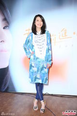 组图：好友青峰惊喜站台 路嘉欣发片泪洒舞台