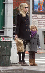 幻灯：希斯-莱杰前妻女儿纽约漫步其乐融融