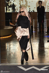 组图：LadyGaGa黑色潮装搭配金色 为粉丝亲切签名