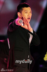 组图：Rain服军役期间奉命演出 不穿军装穿正装