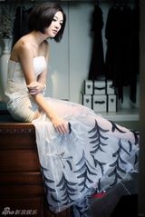 组图：应采儿携耿乐拍写真 自曝家居装饰拒绝碎花