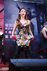 组图：萧亚轩亮相签唱会 性感高挑秀热辣舞蹈