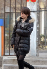 组图：谢楠独自回京吴京司机接送