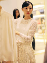 组图：白百何优雅亮相 红唇白裙清新纯美