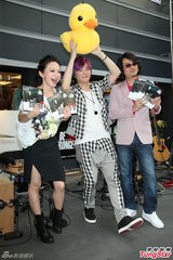 组图：阿沁升格当作家 F.I.R年底出新专辑