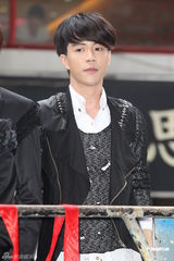 组图：JPM睽违两年出新出辑 与獒犬威廉属良性竞争