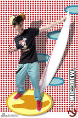 高清图：张一山入学转型潮男 街头造型显青春时尚