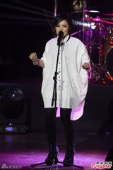 组图：刘思涵白衬衫酷帅开唱 回娘家谢粉丝