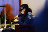 组图：刘诗诗独自潮装离京 蒙面做低头族