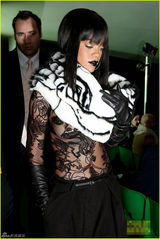 组图：蕾哈娜巴黎造型盘点 皮革蕾丝皮草瞎人眼