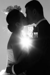 独家：何洁赫子铭再曝婚纱照 并肩骑马甜蜜拥吻