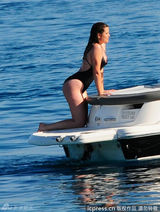 组图：卡戴珊携家人包游艇跳水度假 甘当摄影师