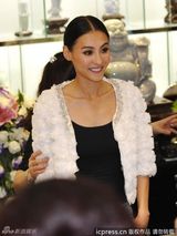 组图：张柏芝离婚后首露面 亮相几分钟强颜欢笑