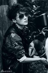 组图：吴晓敏冬日黑白街拍  英伦风帅气有型