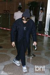 组图：歌手Rain飞日本开粉丝见面会 随和派签名