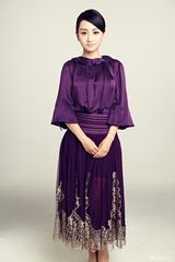 组图：杨蓉知性写真曝光 紫色长裙彰显女性魅力