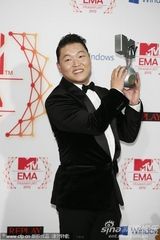 组图：2012MTV欧洲音乐奖鸟叔后台开心亲吻奖杯