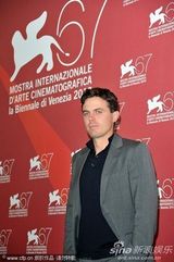 《我仍在这里》发布会 卡西-阿弗莱克帅气亮相(图)