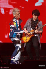 组图：任贤齐香港个唱白发登场 热吻好友陈升