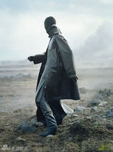 组图：蒂尔达登《W》封面 前卫造型彰显独特个性