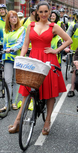 组图：凯莉-布鲁克低胸红裙现身秀丰胸