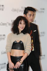 组图：陈燃潮装出席活动露腰显个性魅力