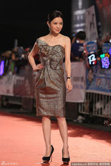 组图：金钟红毯郭采洁露肩小礼服走熟女诱惑风