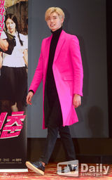 组图：《热血青春》试映 李钟硕亮粉西装抢镜