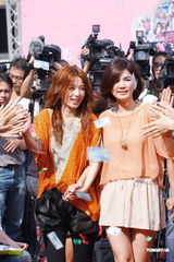 组图：SHE十周年纪念活动 Selina发短片盼早日归队