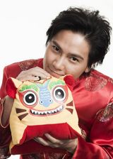 高清组图：丁子峻虎年贺岁写真 阳光型男显孩子气