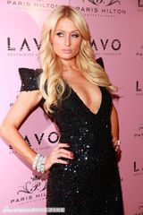 组图：希尔顿爆乳装风骚庆生 男友送香吻大秀翘臀