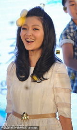 组图：大S白裙飘飘现身北京 头顶棉花蝴蝶结似少女