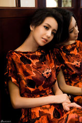 组图：佟丽娅拍全新时尚写真 造型华丽多变