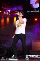 组图：群星献唱公益活动 王力宏义卖行李箱掀高潮