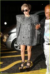 组图：Lady Gaga穿高科技衣服边走边吐泡泡