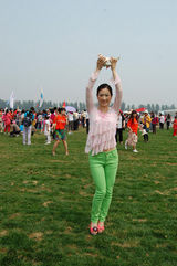 组图：芙蓉姐姐出席公益活动 放飞和平鸽露肉走光