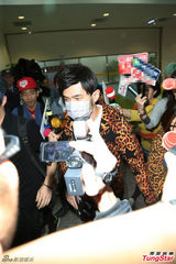 组图：周杰伦豹纹装携母出行 机场遇媒体玩快闪