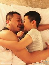 组图：郭涛搂儿子石头睡觉 温情时刻妈妈在哪？