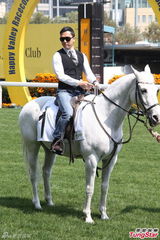 组图：甄子丹骑马潇洒 爱驹或取名“爱诗诗”