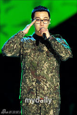 组图：Rain服军役期间奉命演出 不穿军装穿正装