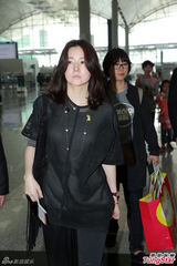 组图：李英爱全黑素服离港全程不发一语