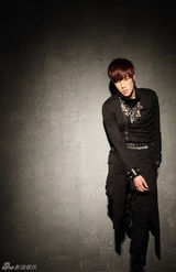 组图：HIT-5拍黑色系写真 乖乖男变酷型魅男