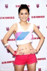 幻灯图：阳光型男凤小岳走秀大展运动风